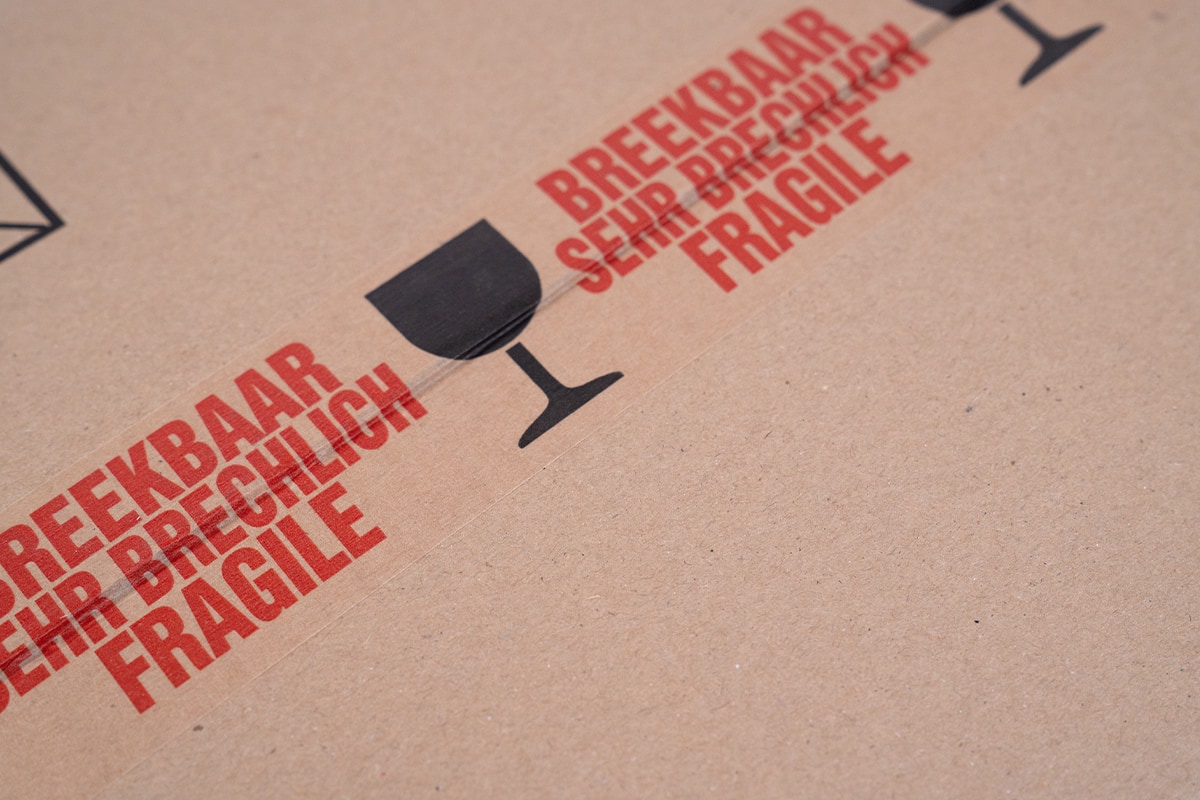 Papierklebeband 50 mm x 50 m "zerbrechlich" schwarz/rot - 3 Sprachen